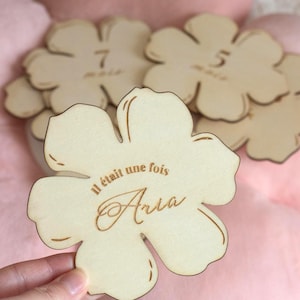 Cartes étapes en bois en forme de fleurs – De 1 mois à 1 an + carte prénom personnalisée