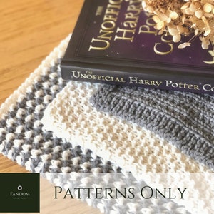 Op de afbeelding: Een stapel van drie gehaakte items in wit, grijs en een wit en grijs patroon. Een boek met de titel "The Unofficial Harry Potter Cookbook" ligt erbovenop. De tekst "PATTERNS ONLY" is onderaan zichtbaar.