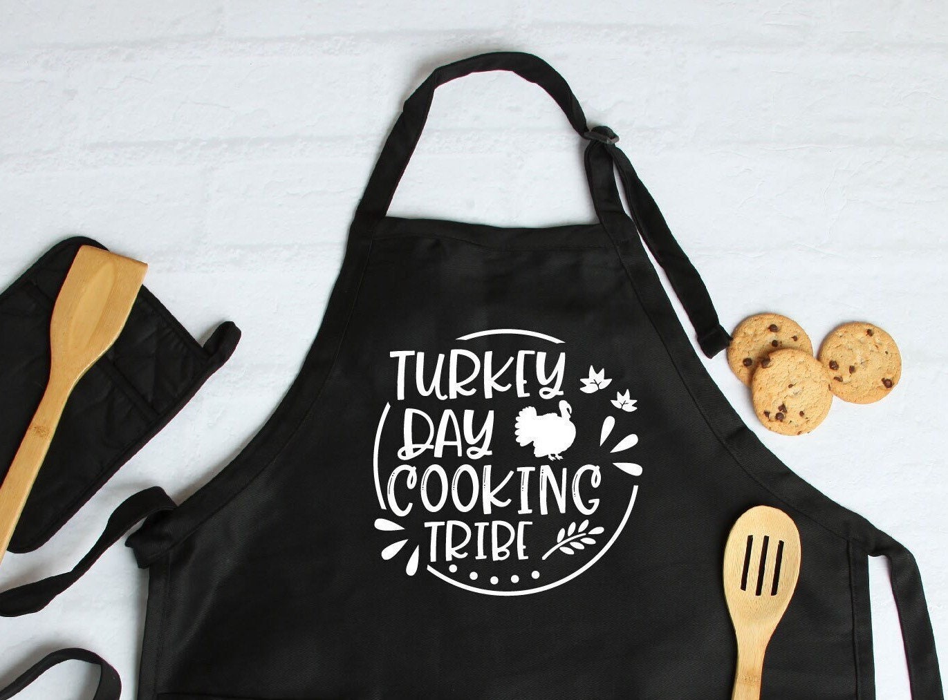  A Turkey Day apron with wooden spatulas and cookies