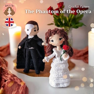 Puede incluir: Patrón de crochet con dos muñecos amigurumi inspirados en "El Fantasma de la Ópera". Un muñeco viste de negro con máscara, el otro con un vestido blanco, sosteniendo una rosa roja. Se muestra el texto "The Phantom of the Opera".