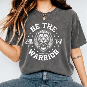 Christelijk shirt mannen vrouwen, bijbelvers T-shirt, 1 Samuël 17 47 T-shirt schrifttekst, Be The Warrior Lion Graphic Tee, comfortkleuren 1717 kleding