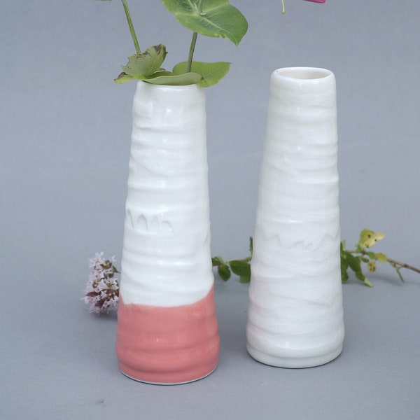 Vase schmal klein, Porzellan mit Struktur, handgemachte Blumenvase