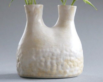 Vase mit 2 Hälsen, Doppelvase mit Relief für einzelne Blumen, matte Glasur, handgefertigt