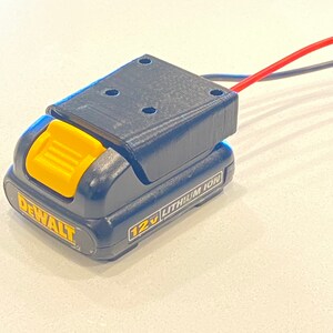 Peut inclure: Une batterie DeWalt 12V lithium-ion noire et jaune avec un bouton de d&eacute;verrouillage jaune.