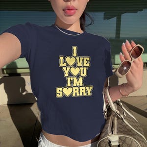 Gracie Abrams Kocham Cię Przepraszam Baby Tee T-shirt, Y2K Crop Top, 90s Fitted Shirt, Modny T-shirt, Gracie Abrams Secret Of Us Bella Canvas Tee