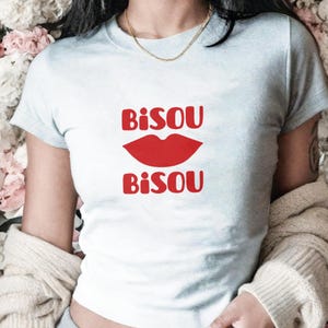 Kiss Kiss! Baby Tee Y2k Baby Tee Bisou Bisou Crop Top Shirt Trending Women&#39;s Top Gift For Friend Y2k Clothing Gift For Her Bella Canvas Tee