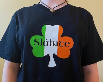 Sláinte! Irish Black V-Neck Grün, Weiß und Orange Shamrock T-Shirt