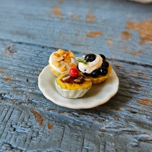 Teller mit drei Kuchen Cupcakes - Bäckerei Miniatur Puppenhaus Gebäck Gebäck Kuchen Cupcake Muffin Süßigkeiten viktorianisch