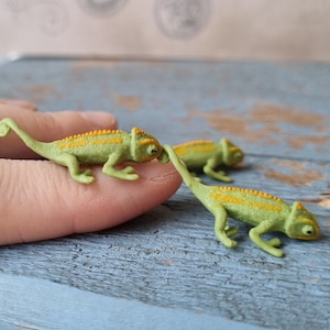 Miniatyr grön kameleont för miniatyrpyssel, dockhus, mikro, diorama, bokhörna - 3 delar