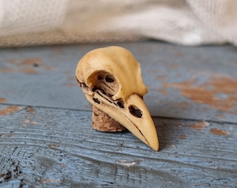 Aged Resin Bird Skull on Cork Pedestal: Gothic Dollhouse Decor (35x16mm)