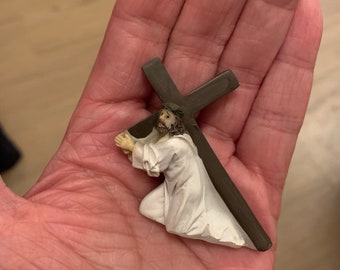 miniature Jesus carrying the cross 5,5 cm polyresin