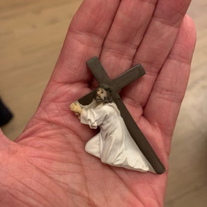 miniature Jesus carrying the cross 5,5 cm