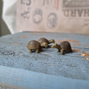 Miniature green turtle for Miniature crafts, Dollhouse, Micro, diorama, book nook - 3 pieces