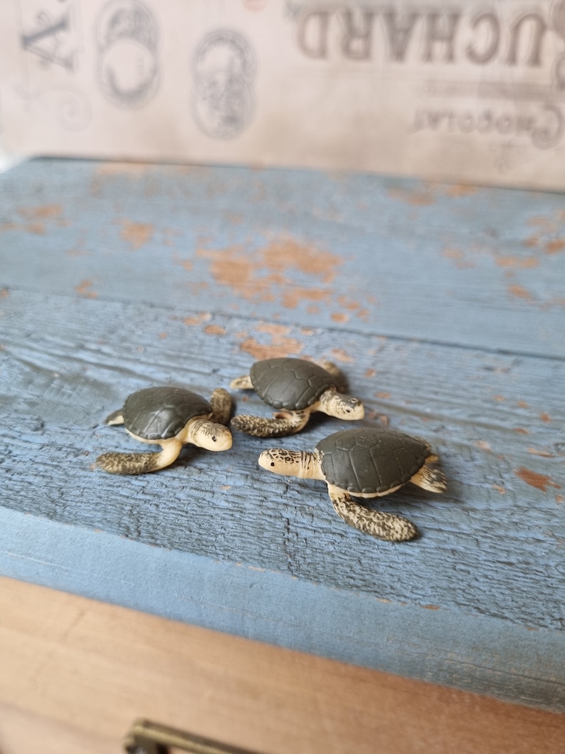 Statuette in miniatura di tartarughe marine verdi: accessori per diorami di case delle bambole (set da 3 pezzi) immagine 2