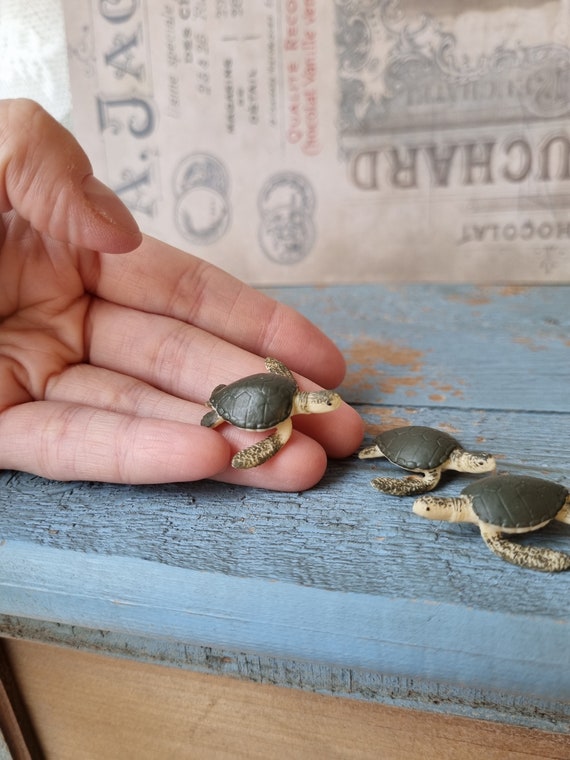 Miniature Green Sea Turtle Figurines: Dollhouse Diorama Supplies (3-Piece)