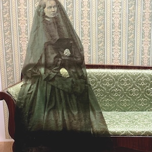 Casa de bonecas com efeito de vitral, dama fantasma vitoriana
