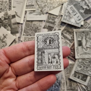Op de afbeelding: Een zwart-witte exlibris met een decoratieve rand. De exlibris heeft een wapenschild met een schild, een kroon en een leeuw. De tekst "Ex Libris" staat bovenaan de exlibris, en de tekst "George Hare Ford" staat onderaan.