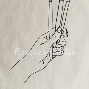 K&ouml;nnte beinhalten: Eine Hand h&auml;lt drei Pinsel zusammen. Die Hand ist in schwarzer Linienkunst auf einem hellbraunen Hintergrund gezeichnet.