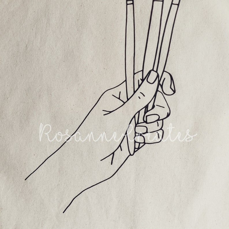 K&ouml;nnte beinhalten: Eine Hand h&auml;lt drei Pinsel zusammen. Die Hand ist in schwarzer Linienkunst auf einem hellbraunen Hintergrund gezeichnet.