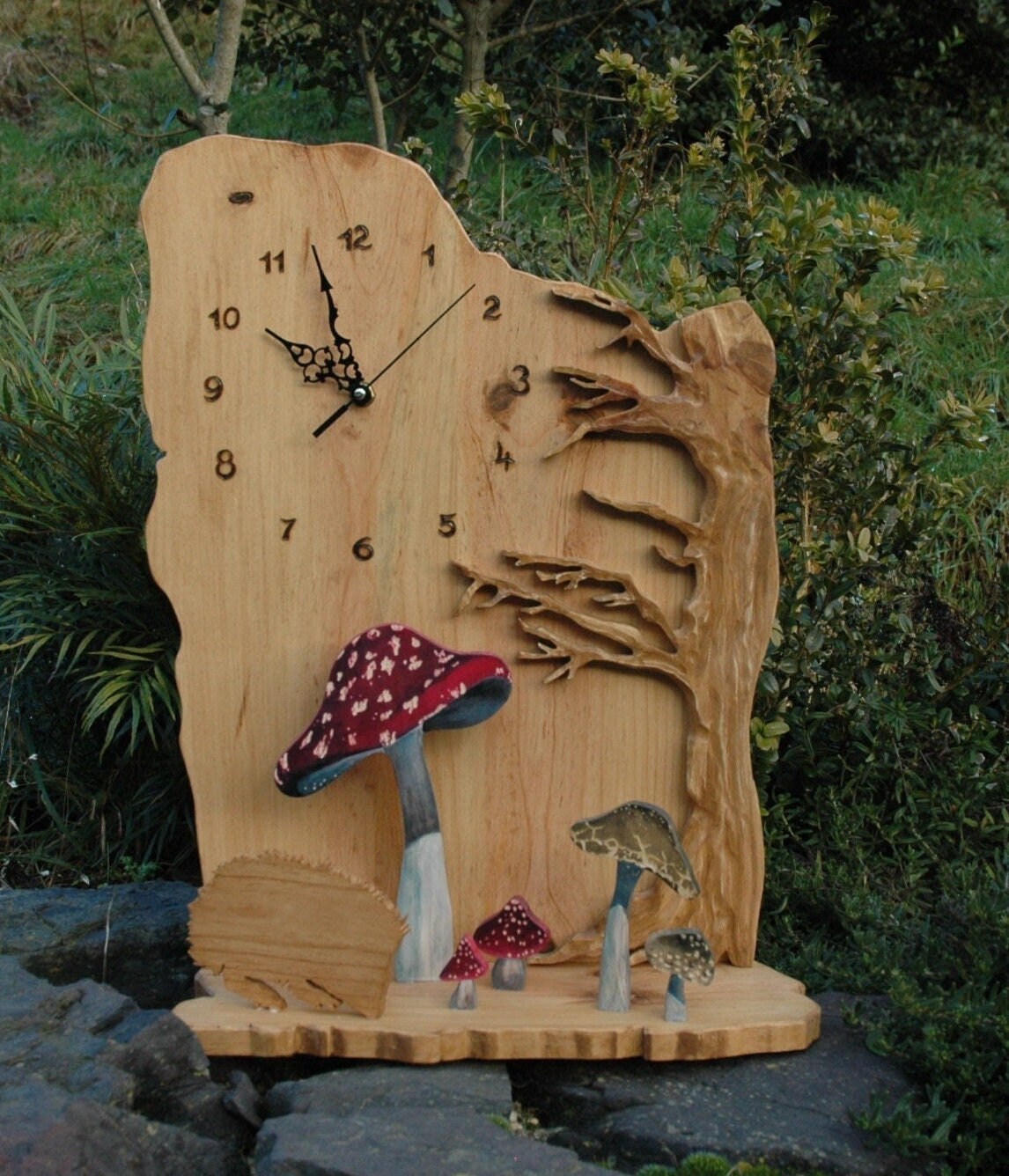 Horloge en Bois Massif à Poser Hérisson et Champignons