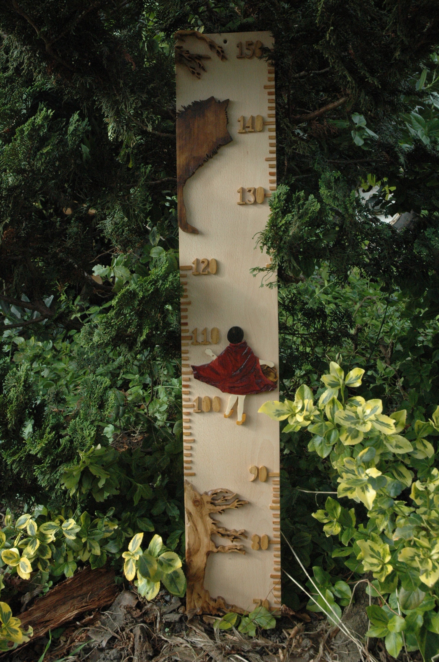 Toise Murale en Bois Massif Le Petit Chaperon Rouge