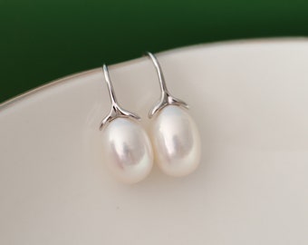 White pearl earrings, freshwater cultured pearl earrings, high luster pearl earrings, S925 hook earrings.