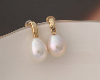 White pearl earrings, Edison pearl earrings, high luster pearls, S925 vermeil pearl earrings.