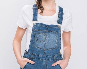 Salopette short en jean effet vieilli à ourlet roulotté