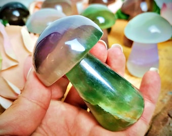 Grande scultura a forma di fungo in fluorite: colori arcobaleno e indaco