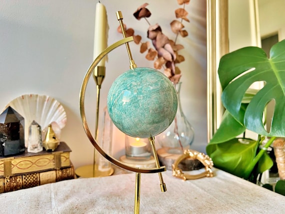 Sphère en Amazonite naturelle – Qualité gemme, 733 g, avec trépied doré style Renaissance