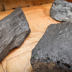Naturlig Antimoine Sb2S3 för degelarbete