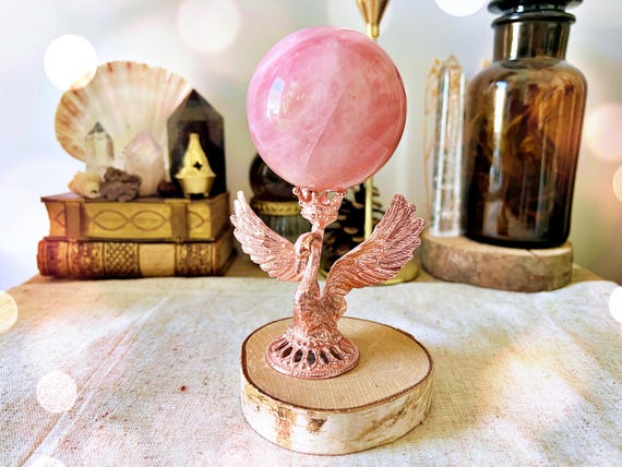 Boule en Quartz Rose avec Trépied en Laiton Doré – Style Art Déco (Édition Limitée)