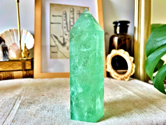 Grande pointe de Fluorite verte émeraude 1.028 kg