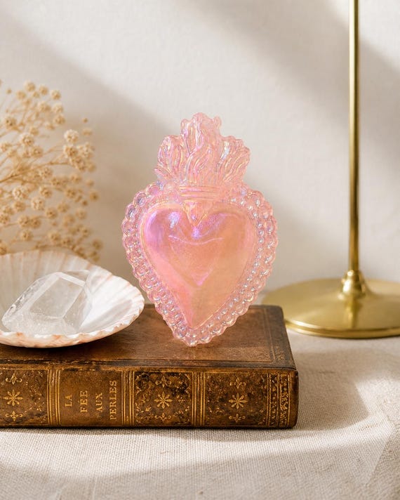 Ex Voto cœur sacré en quartz rose Aura – 8 cm