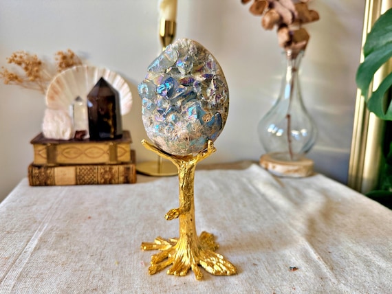 Demi géode de célestine Aura sur trépied laiton – pièce décorative unique