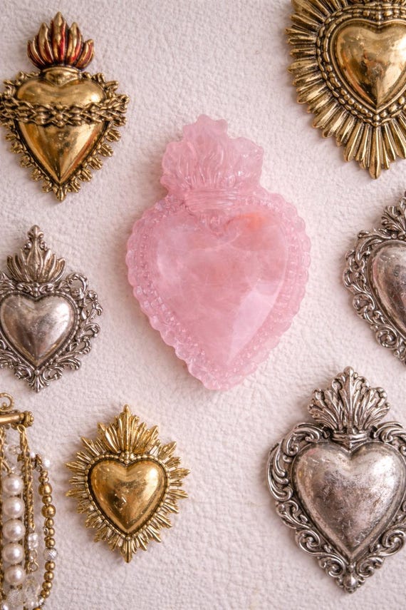 Précommande: Ex Voto cœur sacré en quartz rose Aura – 8 cm