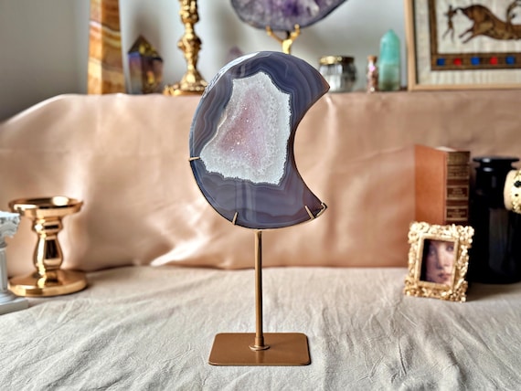 Grande lune en agate druzy violette sur trépied – géode naturelle – pièce unique XXL