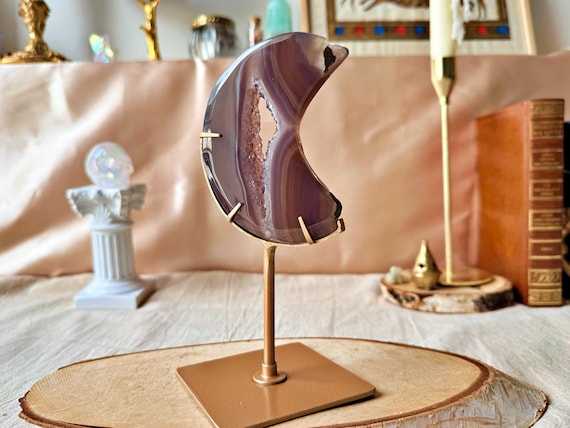 Lune en Agate Druzy Violette – Sculpture sur trépied – Pièce unique