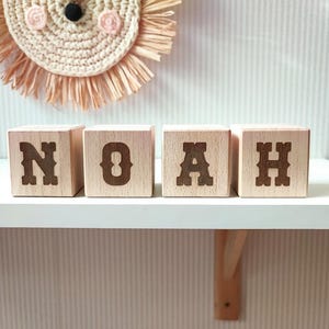 Bloques de madera con nombre estilo occidental: decoración personalizada para guardería o sala de juegos y regalo para recién nacidos. Regalo de madera natural para niños pequeños, ideal para cumpleaños o Navidad.