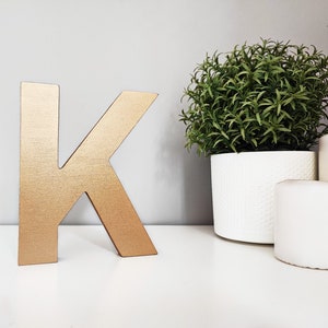 Letras 3D personalizadas para mesa de madera, letras grandes de madera de pie, letras de bloque decorativas, centro de mesa de boda moderno, letra K dorada, decoración inicial