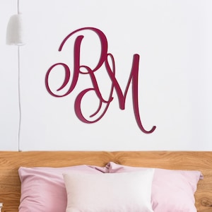Letrero de monograma con inicial doble personalizado, letras grandes de madera unidas, decoración de pared personalizada para dormitorio o habitación de adolescentes, sobre la cama.