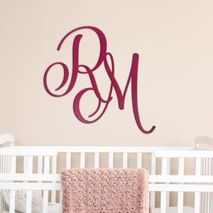 Letrero de monograma con inicial doble personalizado, letras grandes de madera unidas, decoración de pared personalizada para habitación infantil o habitación de niña grande, para colocar sobre la cama.