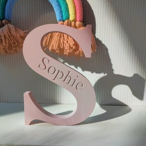 Letrero de madera con nombre grabado para estante de guardería, letra mayúscula personalizada con nombre, regalo personal para niñas, niños o adolescentes, letrero con nombre de hospital