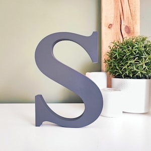 Letra de pie pintada para decorar estanterías, letras de bloque de madera 3D personalizadas, decoración inicial de madera para escritorio o cubículo.