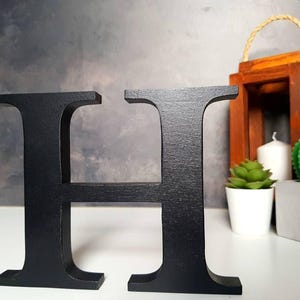 Letras de madera independientes, letras de nombre personalizadas para decoración de guardería, letras de madera de pie, letras del alfabeto 3D, repisa para decoración del hogar, color negro H