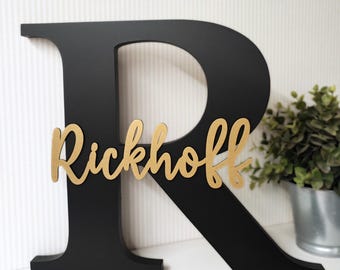 Personalized Family Name Sign – Freestanding Wooden Letter for Entryway Decor New Home Gift
