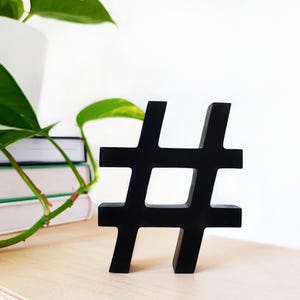 cartello hashtag personalizzato autoportante - simbolo 3D in legno per arredo scrivania, libreria, dormitorio e cameretta per ragazzi