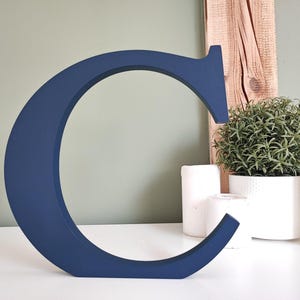 Letras independientes pintadas para estantes, letras de bloque 3D de madera personalizadas, decoración de escritorio con iniciales decorativas, letra C grande de madera independiente