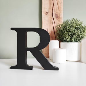 Letras independientes pintadas de negro, letras de bloque 3D de madera personalizadas, decoración de escritorio con iniciales decorativas, letra R grande de madera independiente con acento