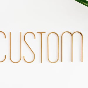 Letras de madeira modernas de meados do século personalizadas para decoração de parede de escritório em casa, letras grandes de madeira para berçário, placa de sobrenome dourada, estilo boho